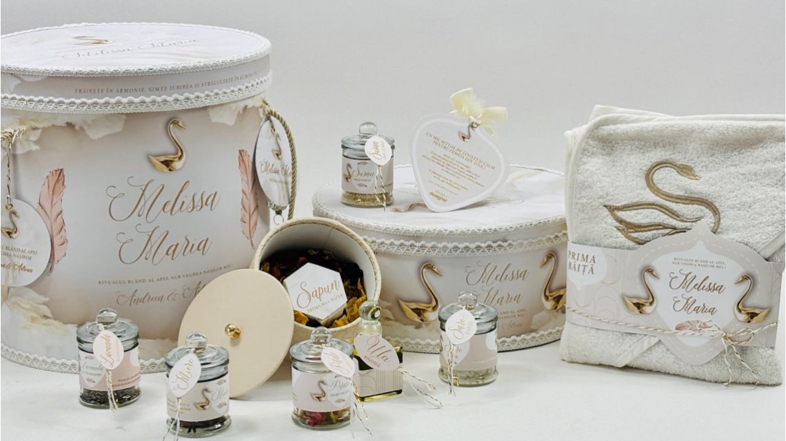 SET PRIMA BĂIȚĂ DUPĂ BOTEZ Ritualul blând al apei vegheat de nași Swan Feather 37